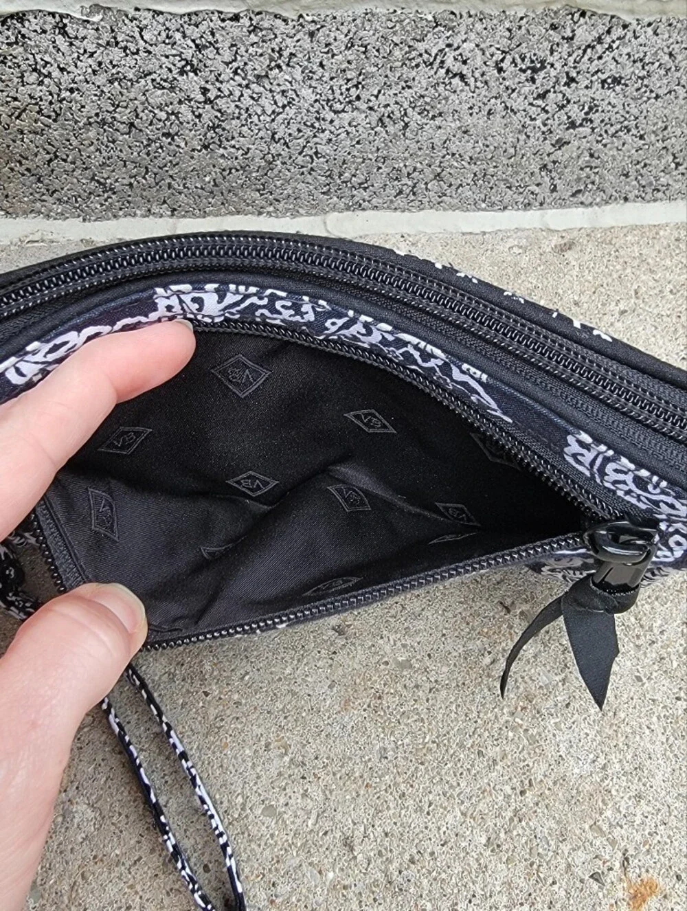 Vera Bradley Black & White Paisley Chicago Blackhawks Wristlet Wallet - Picture 7 of 10